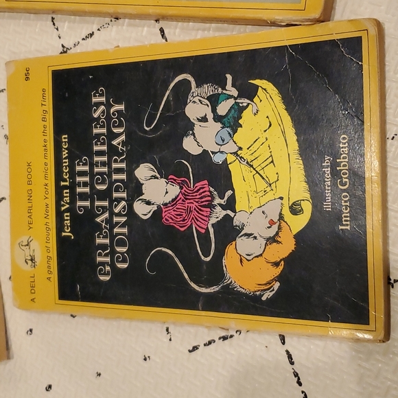 For Sale! Several mouse-y vintage titles, see description! - Picture 5 of 7